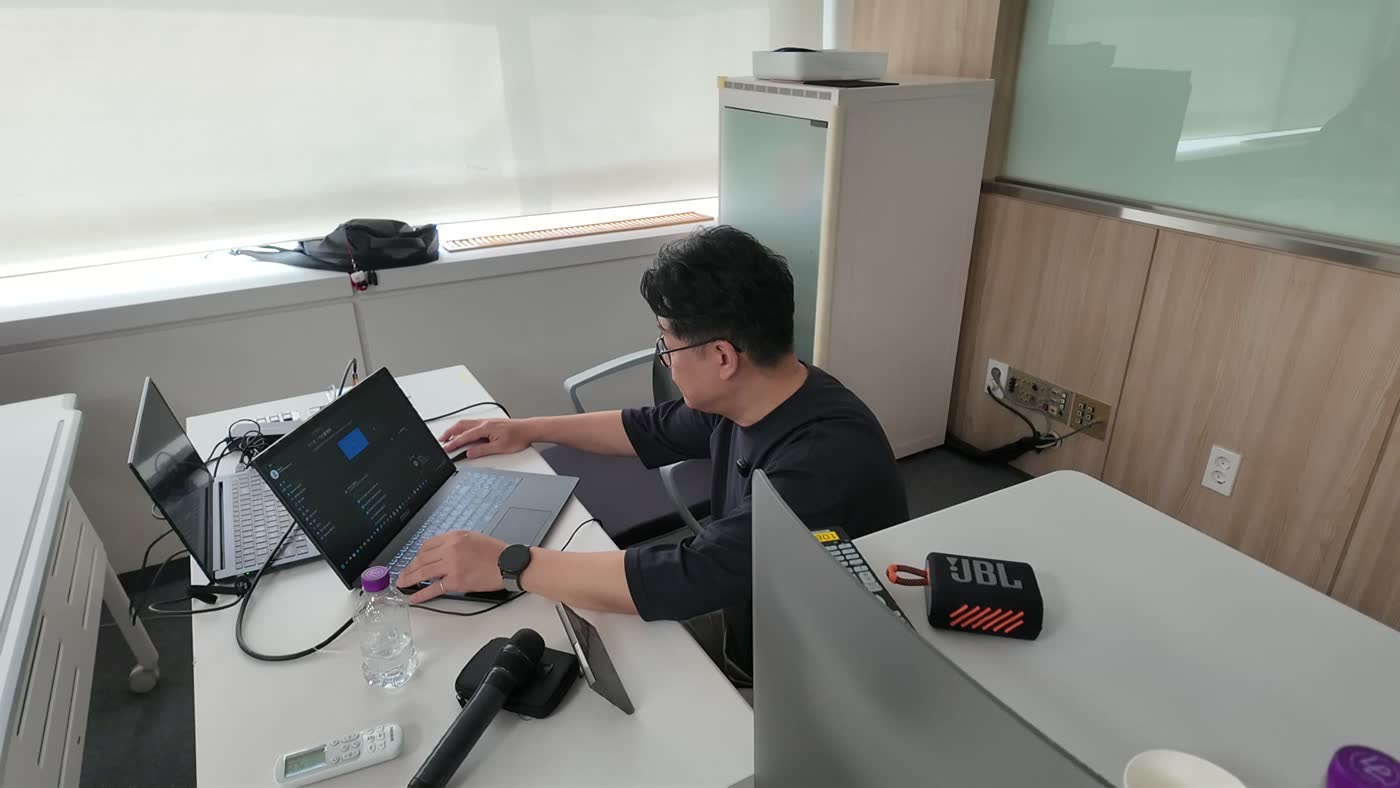 콘텐츠 작업 중인 모습